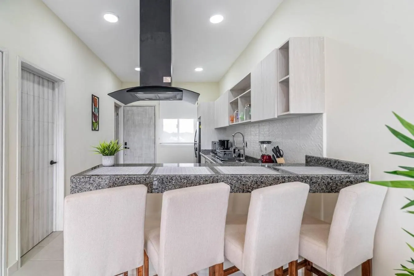 Stylish 2 Bedroom Condo With Balcony, Rooftop Pool, Hottub Playa del Carmen 0*,