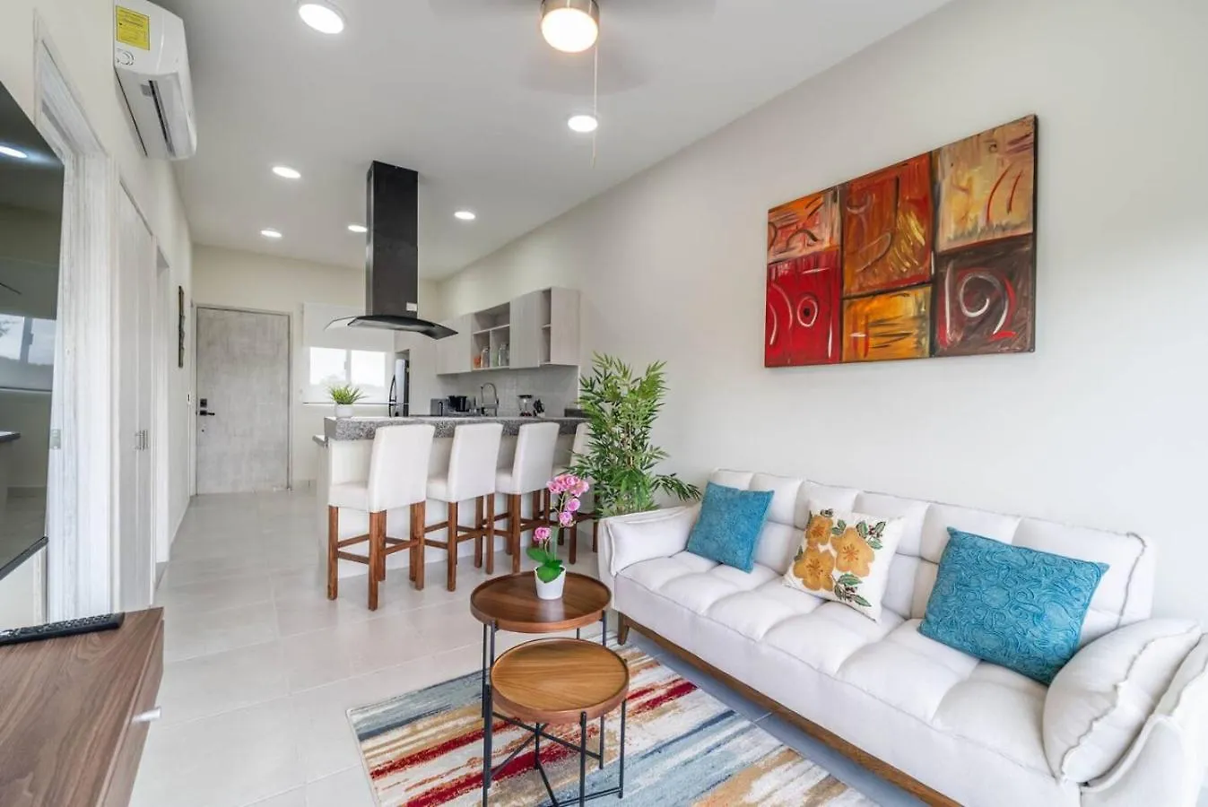 Stylish 2 Bedroom Condo With Balcony, Rooftop Pool, Hottub Playa del Carmen